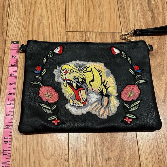 Embroidered faux leather purse/clutch - Picture 5 of 5
